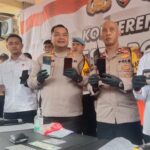 Wakapolresta Bogor Kota AKBP Guntur (Tengah) saat menunjukan barang bukti
