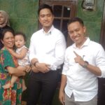 Kaesang Pangarep bersama Sendy Fardiansyah berkunjung ke rumah warga saat blusukan ke wilayah Pamoyanan