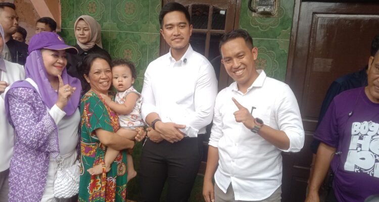 Kaesang Pangarep bersama Sendy Fardiansyah berkunjung ke rumah warga saat blusukan ke wilayah Pamoyanan