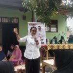 Calon wali kota bogor nomor urut 5, Rena Da Frina saat kampanye dor to door di kampung got RW 08, Kelurahan Curug, Kecamatan Bogor Barat, Kota Bogor Rabu 09 oktober 2024