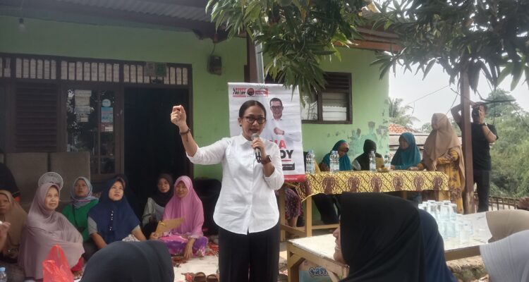 Calon wali kota bogor nomor urut 5, Rena Da Frina saat kampanye dor to door di kampung got RW 08, Kelurahan Curug, Kecamatan Bogor Barat, Kota Bogor Rabu 09 oktober 2024