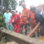 BPBD dan warga tengah mengevakuasi tiang listrik yang ambruk karenag puting beliung menerjang kampung baru, Kelurahan Kencana, Tanah Sareal, Kota Bogor, Minggu 13 Oktober 2024