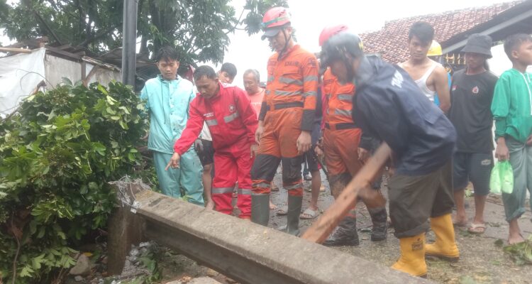 BPBD dan warga tengah mengevakuasi tiang listrik yang ambruk karenag puting beliung menerjang kampung baru, Kelurahan Kencana, Tanah Sareal, Kota Bogor, Minggu 13 Oktober 2024