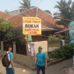 Spanduk Bertuliskan Selamat Datang di Lebak Pasar Bukan Kampung Yatim bertebaran di Babakan Pasar Kota Bogor