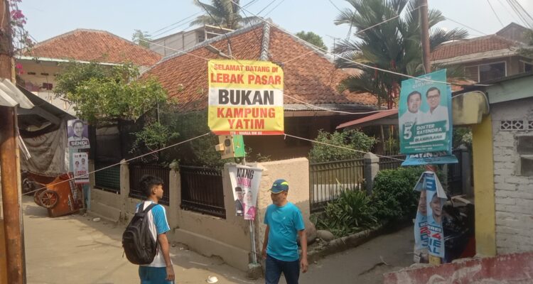 Spanduk Bertuliskan Selamat Datang di Lebak Pasar Bukan Kampung Yatim bertebaran di Babakan Pasar Kota Bogor