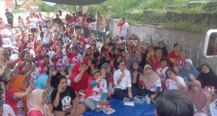 Calon wali kota bogor nomor urut 4, Rena Da Frina saat berkampanye di Lebak Pasar Bogor