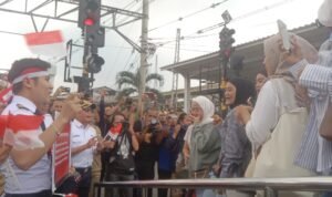 IMG_20241028_134328 Peringati sumpah pemuda, KAI Commuter Line bagi-bagi souvenir kepada pengguna kereta api