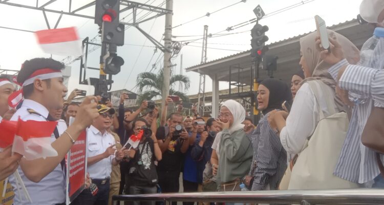Peringati sumpah pemuda, KAI Commuter Line bagi-bagi souvenir kepada pengguna kereta api