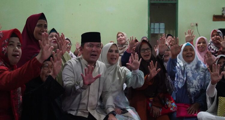 Dokter Rayendra dan Sang istri saat menghadiri acara pengajian