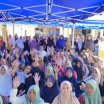 Dokter Rayendra bersama warga di Kelurahan Genteng saat kegiatan ngariung sehat