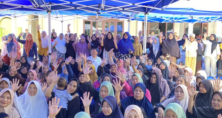 Dokter Rayendra bersama warga di Kelurahan Genteng saat kegiatan ngariung sehat