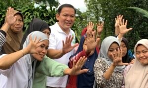 Foto Ngariung Sehat Pamoyanan 1 Dokter Rayendra saat bersama warga saat kegiatan Ngariung Sehat