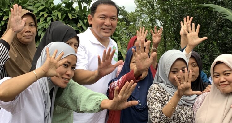 Dokter Rayendra saat bersama warga saat kegiatan Ngariung Sehat