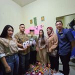 Empat anggota DPRD Kota Bogor – Tri Riyanto Andhika Putra dan Fajar Muhammad Nur dari Fraksi NasDem, Rezky Kartika dari Fraksi DSI, serta Hakanna dari Fraksi PAN – datang ke rumah L di Sukamulya, Sukasari, Bogor Timur, pada Kamis (31/10/2024)