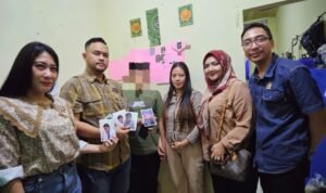 Empat anggota DPRD Kota Bogor – Tri Riyanto Andhika Putra dan Fajar Muhammad Nur dari Fraksi NasDem, Rezky Kartika dari Fraksi DSI, serta Hakanna dari Fraksi PAN – datang ke rumah L di Sukamulya, Sukasari, Bogor Timur, pada Kamis (31/10/2024) Empat anggota DPRD Kota Bogor – Tri Riyanto Andhika Putra dan Fajar Muhammad Nur dari Fraksi NasDem, Rezky Kartika dari Fraksi DSI, serta Hakanna dari Fraksi PAN – datang ke rumah L di Sukamulya, Sukasari, Bogor Timur, pada Kamis (31/10/2024)