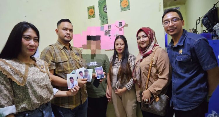 Empat anggota DPRD Kota Bogor – Tri Riyanto Andhika Putra dan Fajar Muhammad Nur dari Fraksi NasDem, Rezky Kartika dari Fraksi DSI, serta Hakanna dari Fraksi PAN – datang ke rumah L di Sukamulya, Sukasari, Bogor Timur, pada Kamis (31/10/2024)