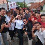 Calon wali kota Bogor Rena Da Frina bersama warga