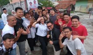 Calon wali kota Bogor Rena Da Frina bersama warga Calon wali kota Bogor Rena Da Frina bersama warga