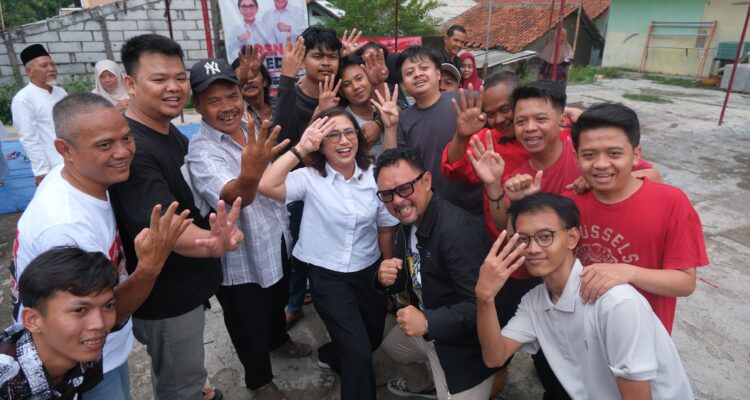 Calon wali kota Bogor Rena Da Frina bersama warga