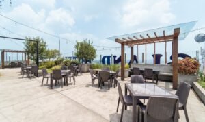 Cafe rooftop yang ada di Bigland Hotel Bogor Cafe rooftop yang ada di Bigland Hotel Bogor