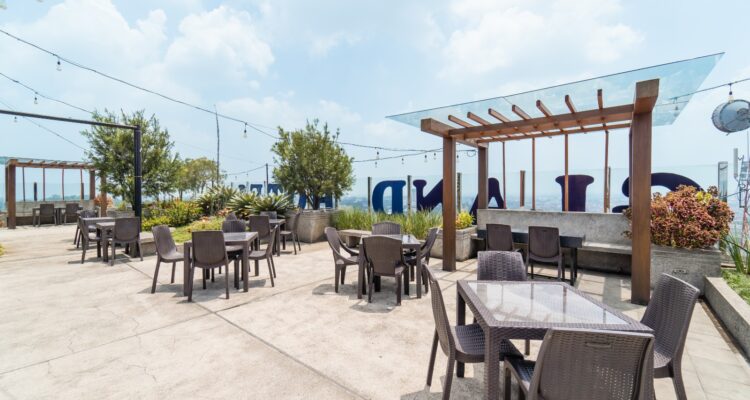 Cafe rooftop yang ada di Bigland Hotel Bogor