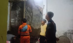 Cuaca ektrem atap rumah di Kota Bogor ambruk Cuaca ektrem atap rumah di Kota Bogor ambruk