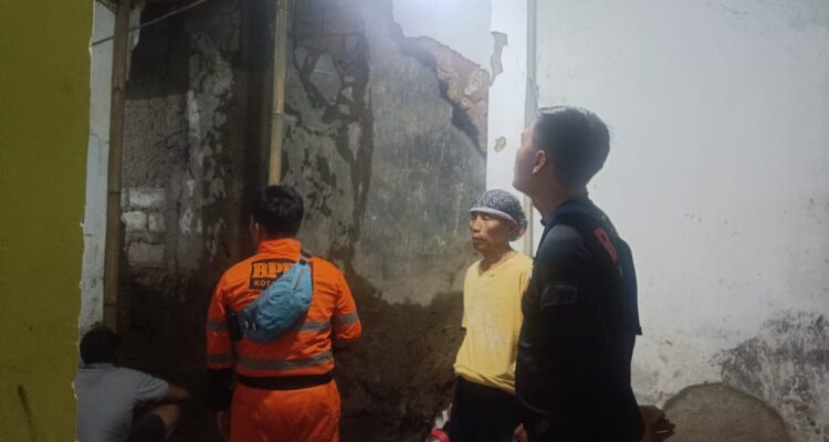 Cuaca ektrem atap rumah di Kota Bogor ambruk