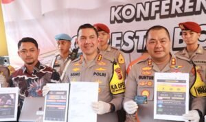 Jajaran Polresta Bogor Kota saat menggelar konferensi pers soal pelaku perjudian internasional berinisal YS
