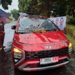 Mobil yang ditimpa pohon tumbang karena cuaca ektrem