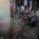 Ibu gendong anak serta seorang pria terjebak banjir lintasan di Cisarua Bogor