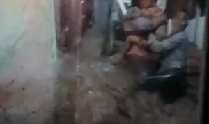 Ibu gendong anak serta seorang pria terjebak banjir lintasan di Cisarua Bogor