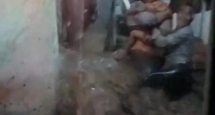 Ibu gendong anak serta seorang pria terjebak banjir lintasan di Cisarua Bogor