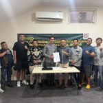 Ridwan Eka Saputra saat Menyerahkan Berkas ke Tim TPP