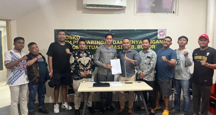 Ridwan Eka Saputra saat Menyerahkan Berkas ke Tim TPP