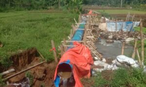 Bendungan Daerah Irigasi di Kampung Ciderum, Desa Ciderum, Kecamatan Caringin, Kabupaten Bogor yang jebol