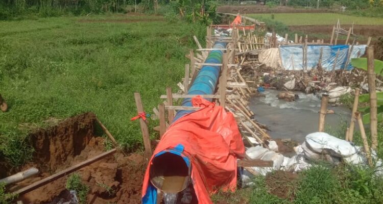 Bendungan Daerah Irigasi di Kampung Ciderum, Desa Ciderum, Kecamatan Caringin, Kabupaten Bogor yang jebol