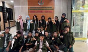 SMA Bina Insani Bogor, kembali mendapatkan kabar yang menggemberikan usai 3 orang siswa dan sisiwnya berhasil terpilih sebagai Duta Green Ambassador Lingkungan Hidup.