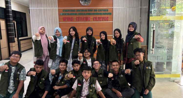 SMA Bina Insani Bogor, kembali mendapatkan kabar yang menggemberikan usai 3 orang siswa dan sisiwnya berhasil terpilih sebagai Duta Green Ambassador Lingkungan Hidup.