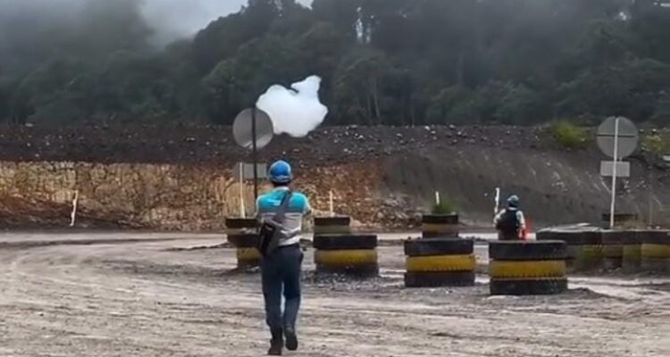 Gumpalan putih berbentuk awan jatuh dari langit Kabupaten Murung Raya, Kalimantan