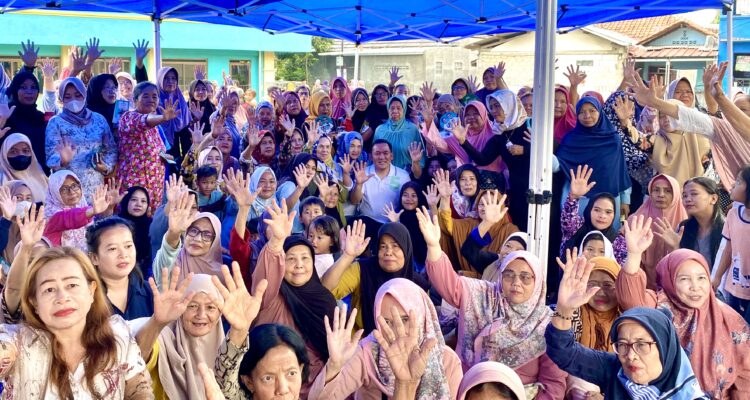 Dokter Rayendra bersama warga