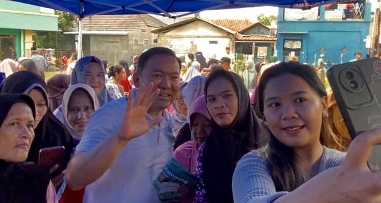 Emak-Emak saat berswafoto dengan Dokter Rayendra