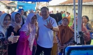 Dokter Rayendra bersama warga saat kegiatan ngariung sehat Dokter Rayendra bersama warga saat kegiatan ngariung sehat
