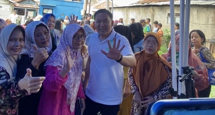 Dokter Rayendra bersama warga saat kegiatan ngariung sehat