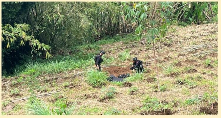 tim Jihandak (Penjinak Bahan Peledak) dari Sat Gegana Mabes Polri saat meledakan granat aktif di Tamanasari Bogor