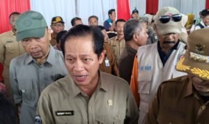 Menteri Lingkungan Hidup sekaligus Kepala Badan Pengendalian Lingkungan, Hanif Faisol Nurofiq, melakukan kunjungan kerja ke Sentra Tahu di Kecamatan Jogoroto, Kabupaten Jombang, Selasa (19/11/2024). Menteri Lingkungan Hidup sekaligus Kepala Badan Pengendalian Lingkungan, Hanif Faisol Nurofiq, melakukan kunjungan kerja ke Sentra Tahu di Kecamatan Jogoroto, Kabupaten Jombang, Selasa (19/11/2024).