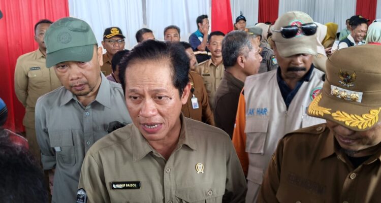 Menteri Lingkungan Hidup sekaligus Kepala Badan Pengendalian Lingkungan, Hanif Faisol Nurofiq, melakukan kunjungan kerja ke Sentra Tahu di Kecamatan Jogoroto, Kabupaten Jombang, Selasa (19/11/2024).