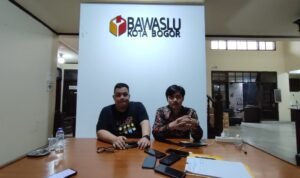 Bawaslu Kota Bogor saat menjelaskan adanya pelanggran pilkada yang dilkakukan oleh ASN Bawaslu Kota Bogor saat menjelaskan adanya pelanggran pilkada yang dilkakukan oleh ASN