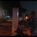 Warga saat membersihkan rumahnya karena diterjang banjir bandang pada kamis 21 November 2024