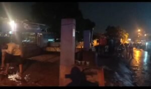 Warga saat membersihkan rumahnya karena diterjang banjir bandang pada kamis 21 November 2024 Warga saat membersihkan rumahnya karena diterjang banjir bandang pada kamis 21 November 2024