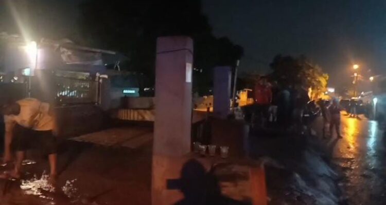 Warga saat membersihkan rumahnya karena diterjang banjir bandang pada kamis 21 November 2024